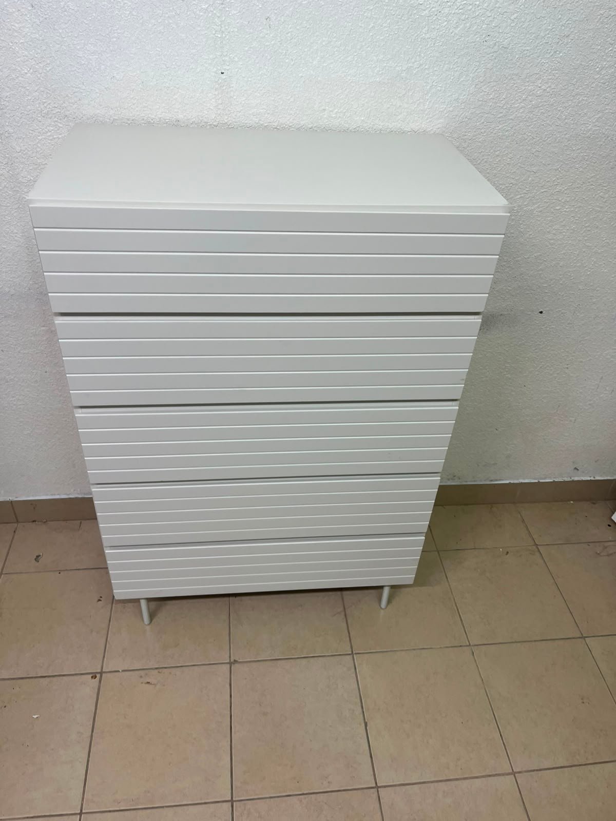 Modern White 5-Drawer Tall Dresser – Horizontal Slatted Front Design with Handleless Drawers & Cylindrical Legs