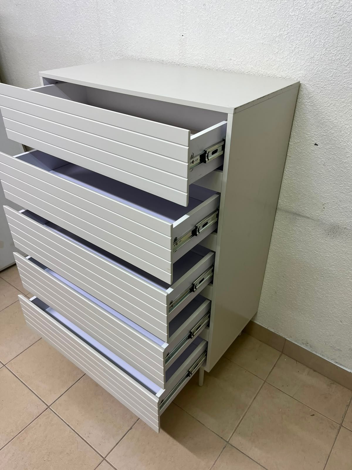 Modern White 5-Drawer Tall Dresser – Horizontal Slatted Front Design with Handleless Drawers & Cylindrical Legs - Image 6