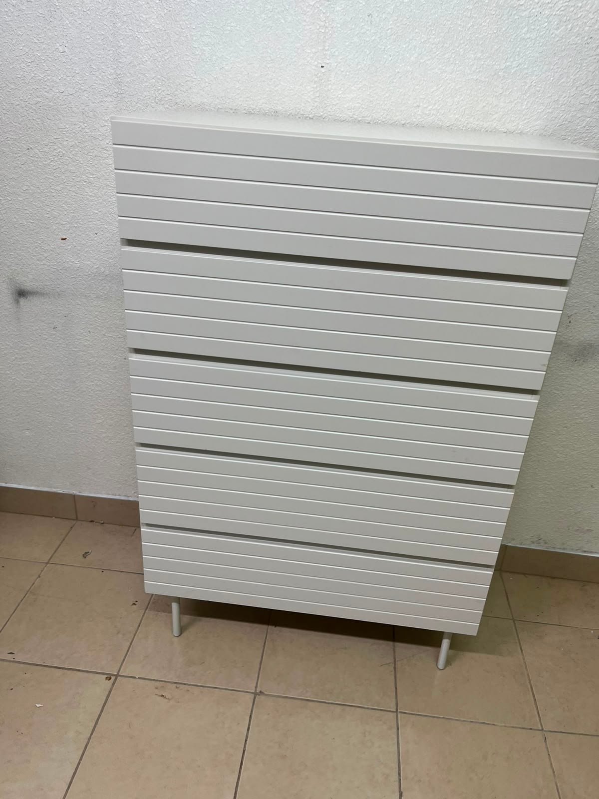 Modern White 5-Drawer Tall Dresser – Horizontal Slatted Front Design with Handleless Drawers & Cylindrical Legs - Image 7