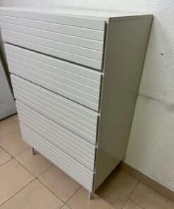 Modern White 5-Drawer Tall Dresser – Horizontal Slatted Front Design with Handleless Drawers & Cylindrical Legs - Image 8