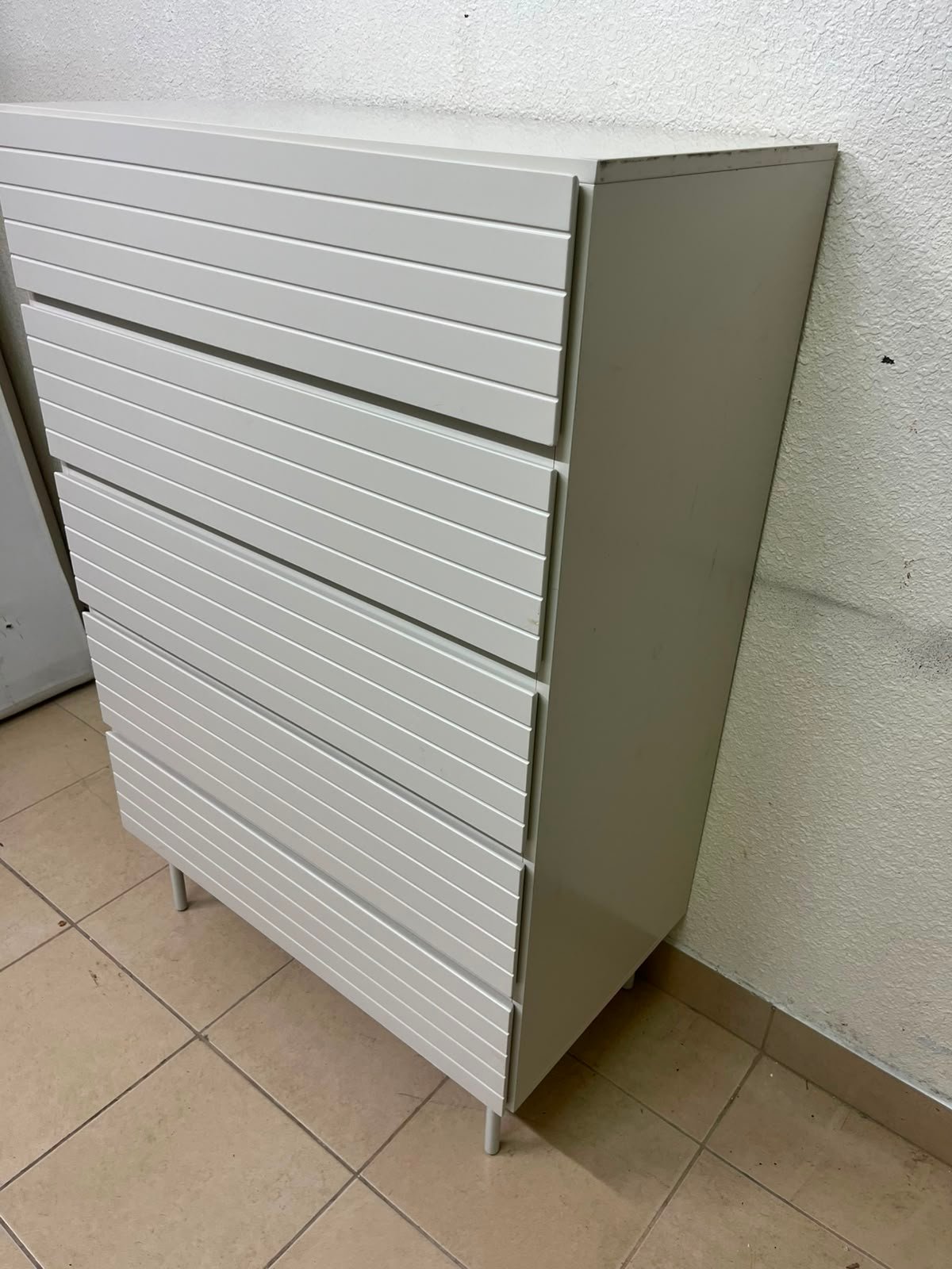 Modern White 5-Drawer Tall Dresser – Horizontal Slatted Front Design with Handleless Drawers & Cylindrical Legs - Image 8