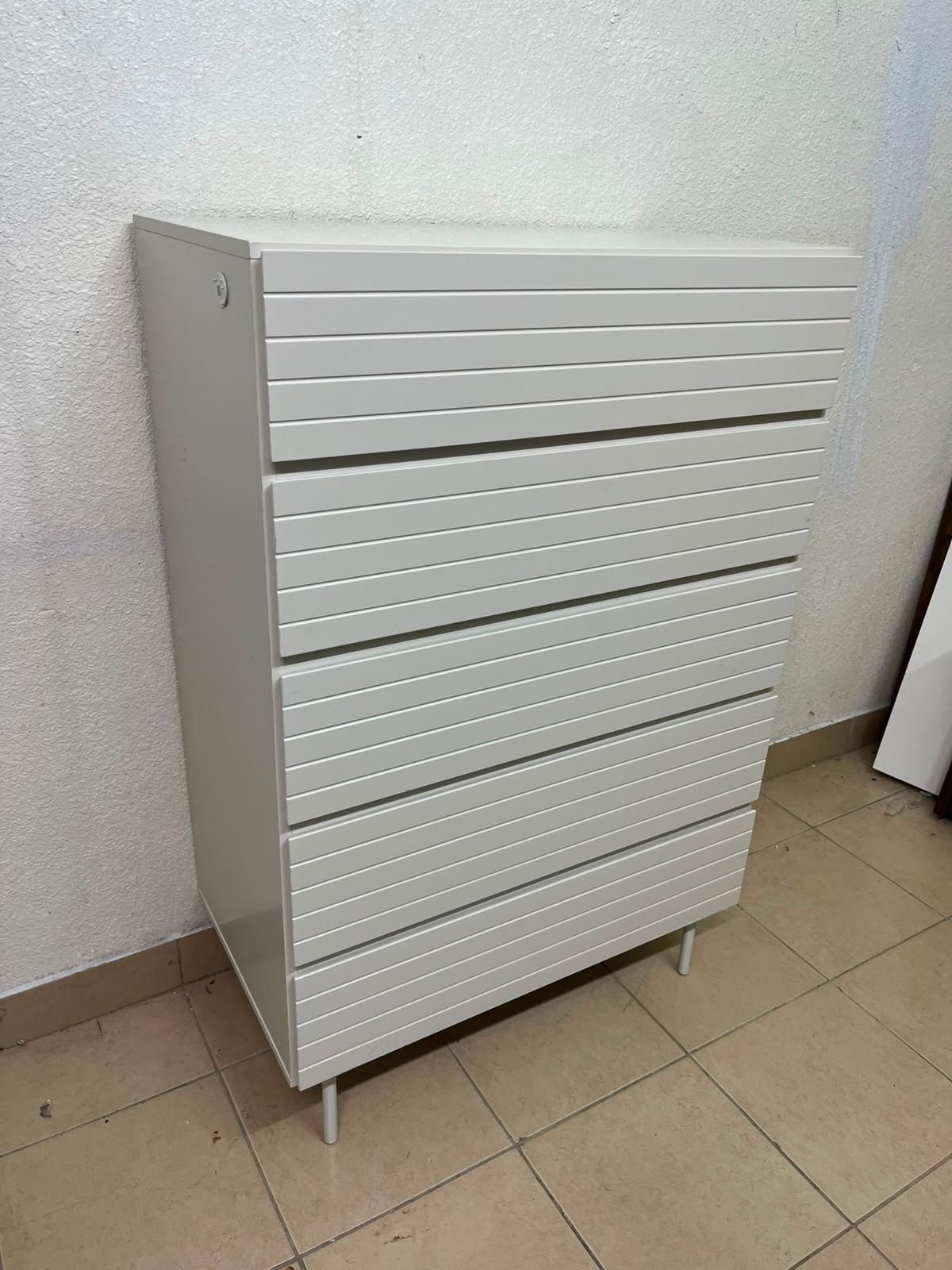 Modern White 5-Drawer Tall Dresser – Horizontal Slatted Front Design with Handleless Drawers & Cylindrical Legs - Image 9