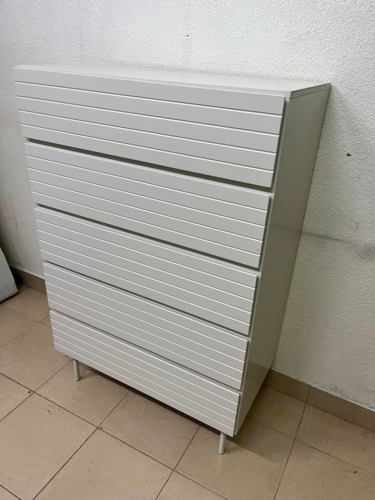Modern White 5-Drawer Tall Dresser – Horizontal Slatted Front Design with Handleless Drawers & Cylindrical Legs - Image 10