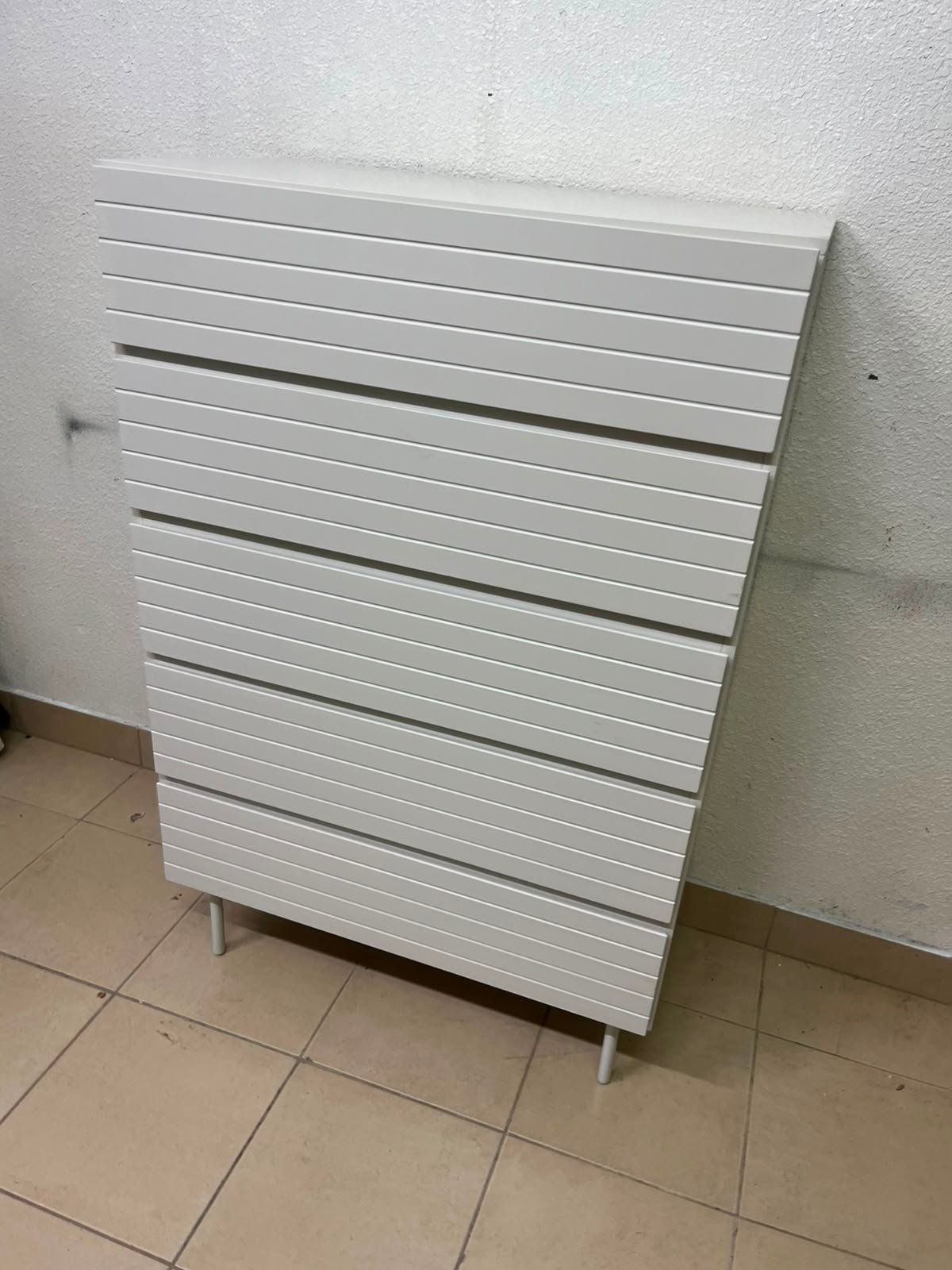 Modern White 5-Drawer Tall Dresser – Horizontal Slatted Front Design with Handleless Drawers & Cylindrical Legs - Image 11