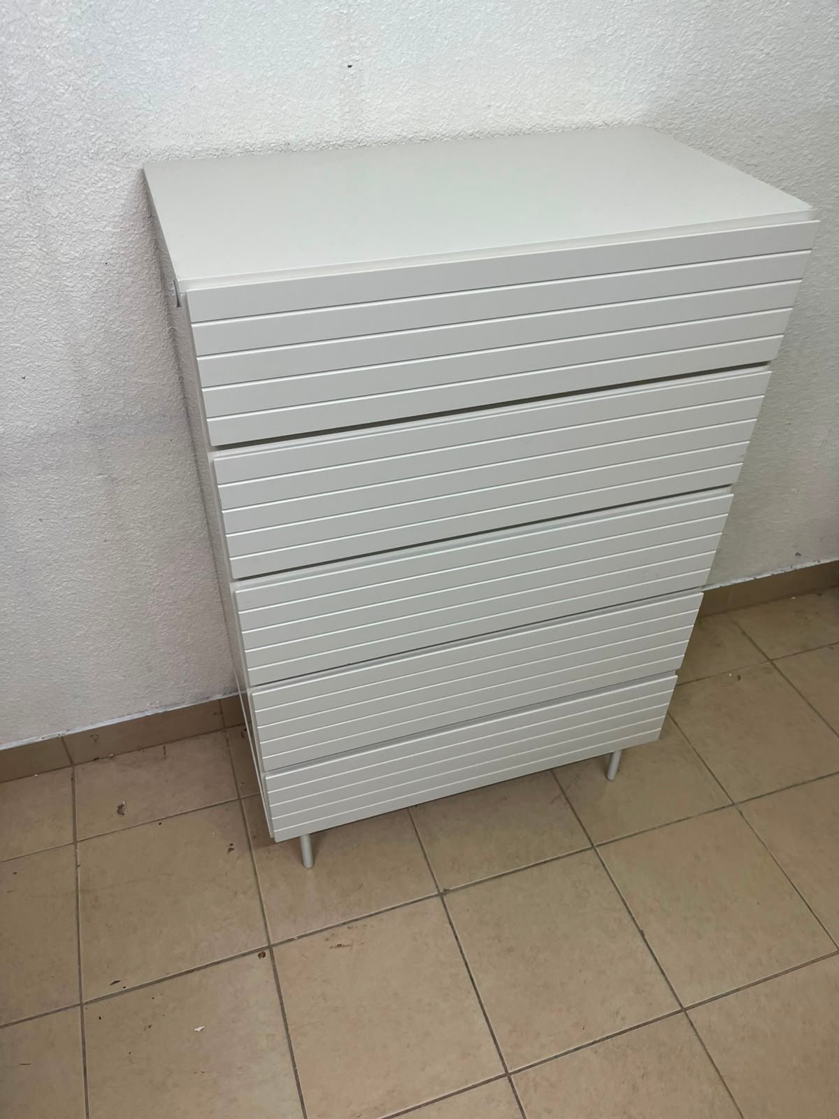 Modern White 5-Drawer Tall Dresser – Horizontal Slatted Front Design with Handleless Drawers & Cylindrical Legs - Image 12