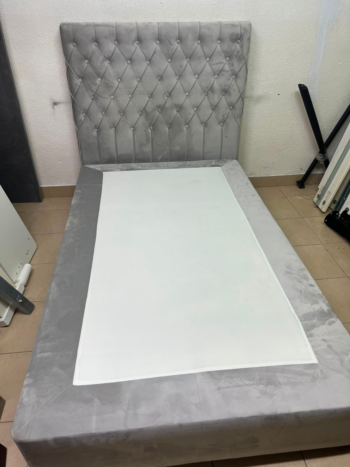 Grey Velvet Single Bed Frame with Diamond-Tufted Headboard – Upholstered Platform Bed with Low-Profile Base