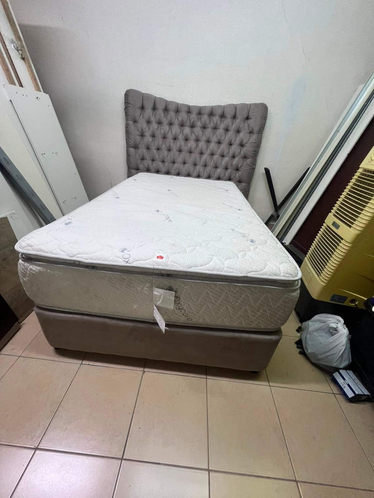 Grey Tufted Single Bed Frame with White Quilted Mattress – Complete Upholstered Bed Set with Dark Grey Base - Image 2