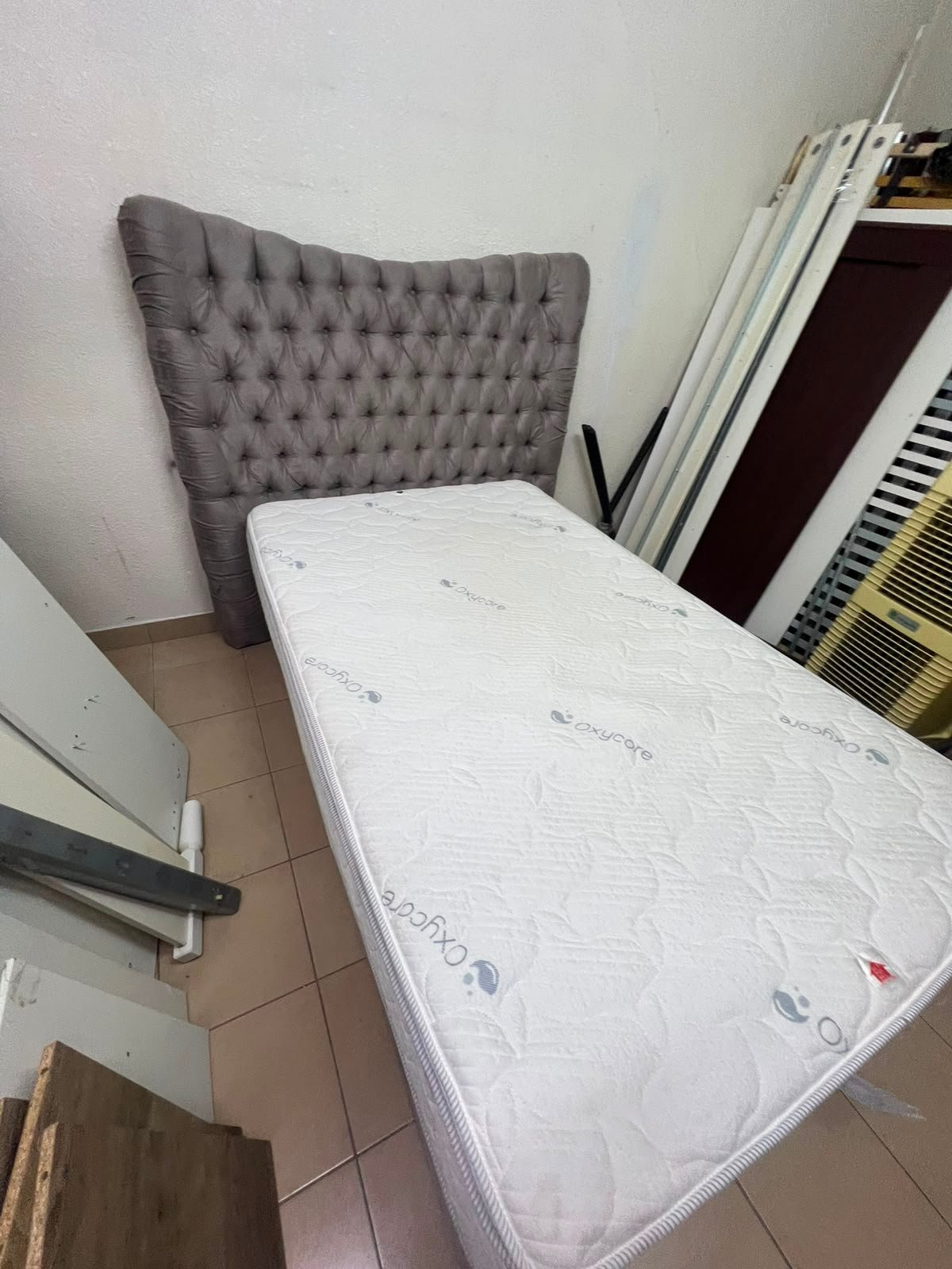 Grey Tufted Single Bed Frame with White Quilted Mattress – Complete Upholstered Bed Set with Dark Grey Base - Image 5