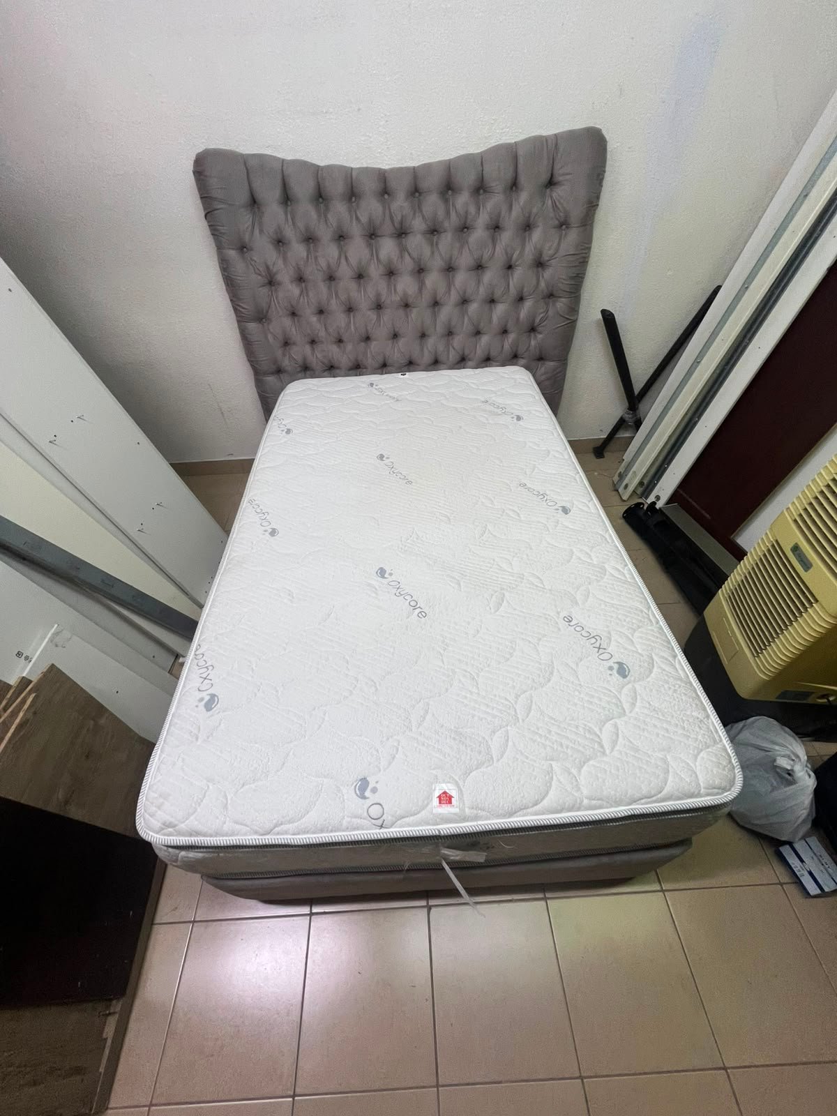 Grey Tufted Single Bed Frame with White Quilted Mattress – Complete Upholstered Bed Set with Dark Grey Base