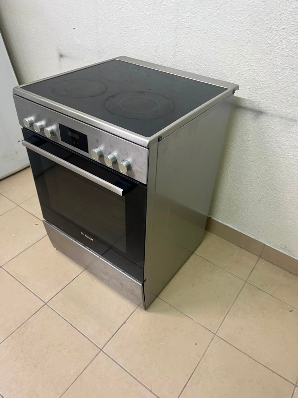 The image shows a freestanding Bosch electric cooker measuring 60x60 cm with a glass ceramic surface and built-in oven. - Image 2