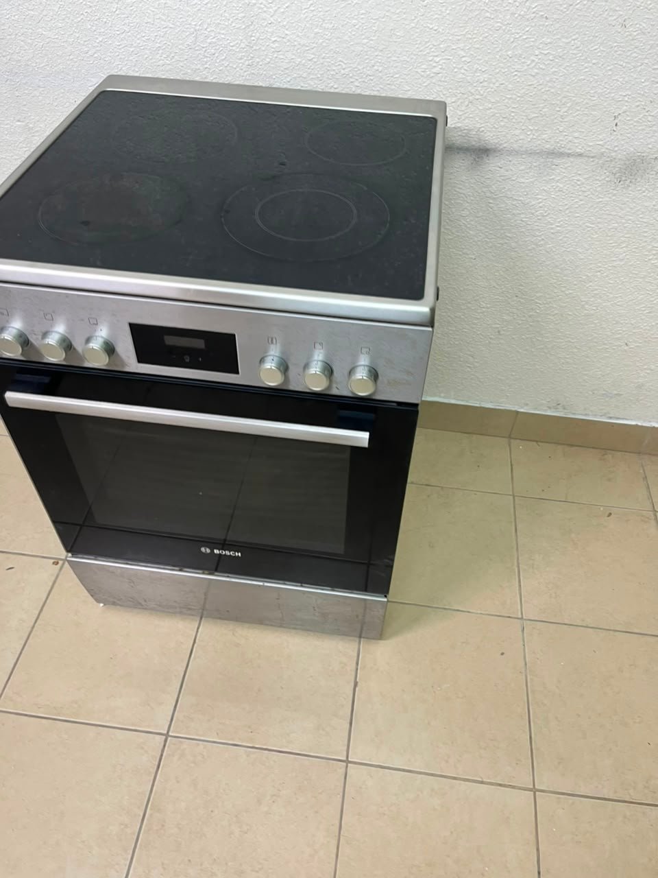 The image shows a freestanding Bosch electric cooker measuring 60x60 cm with a glass ceramic surface and built-in oven. - Image 13