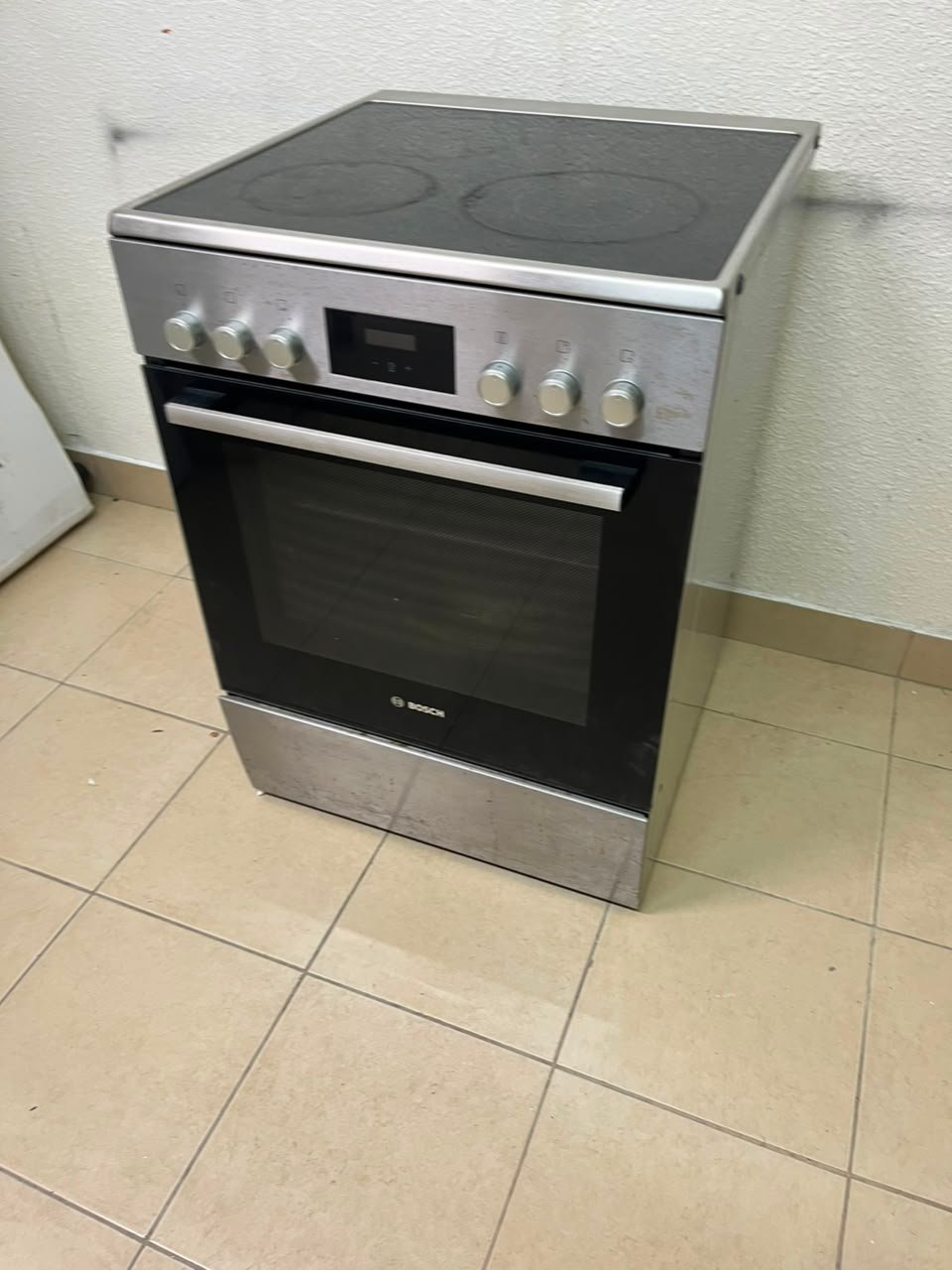 The image shows a freestanding Bosch electric cooker measuring 60x60 cm with a glass ceramic surface and built-in oven. - Image 3