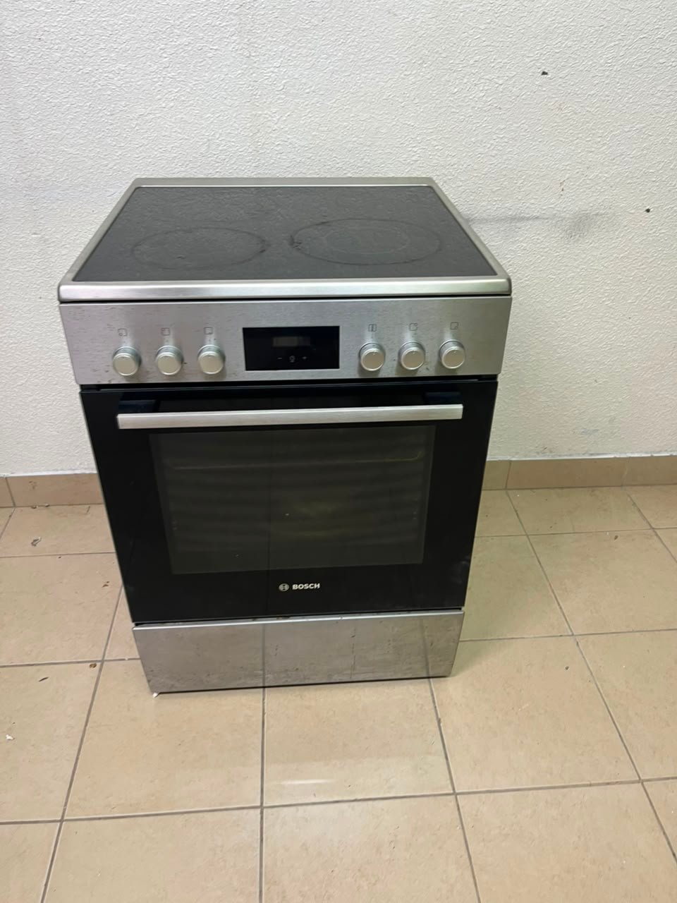 The image shows a freestanding Bosch electric cooker measuring 60x60 cm with a glass ceramic surface and built-in oven. - Image 11