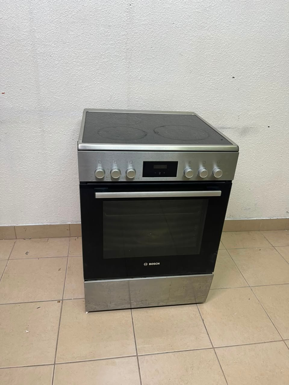 The image shows a freestanding Bosch electric cooker measuring 60x60 cm with a glass ceramic surface and built-in oven. - Image 10