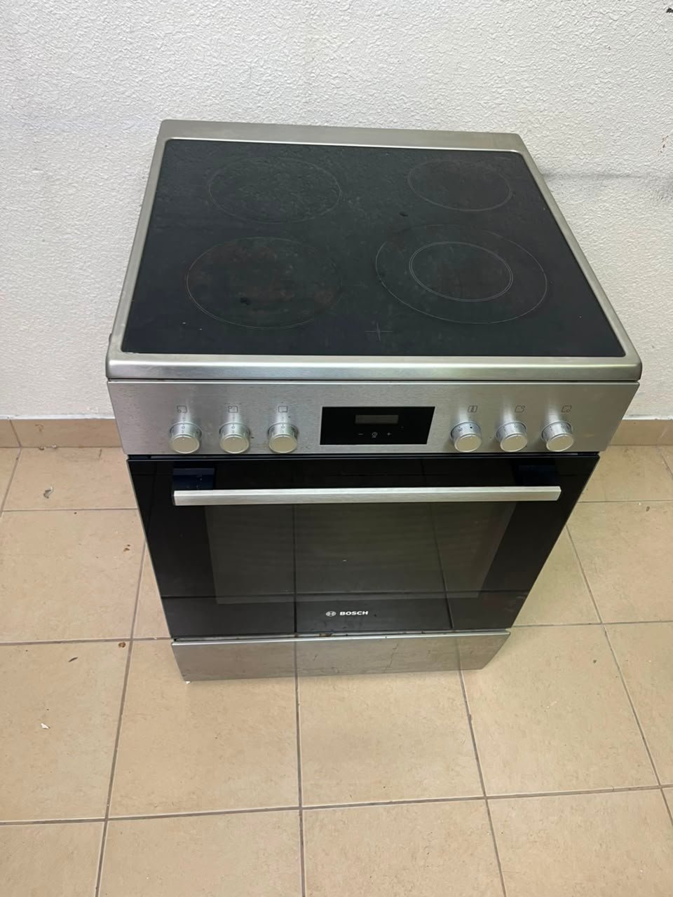 The image shows a freestanding Bosch electric cooker measuring 60x60 cm with a glass ceramic surface and built-in oven. - Image 8
