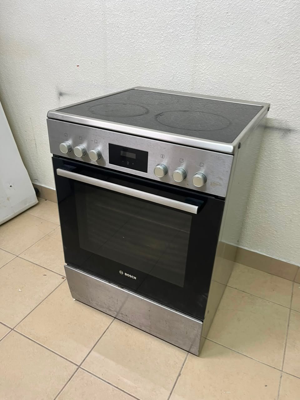 The image shows a freestanding Bosch electric cooker measuring 60x60 cm with a glass ceramic surface and built-in oven. - Image 6