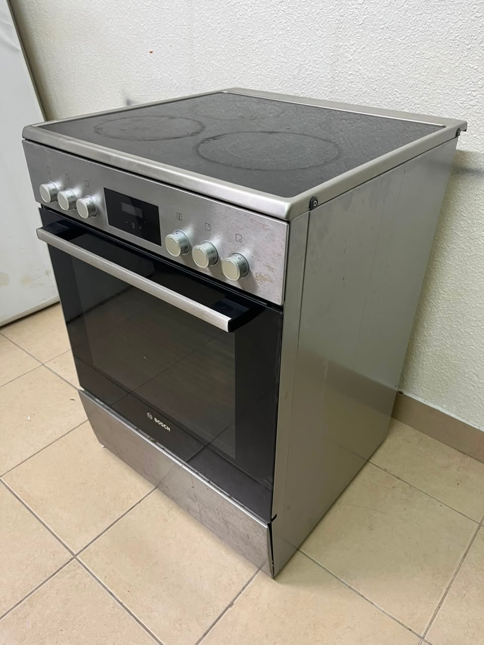 The image shows a freestanding Bosch electric cooker measuring 60x60 cm with a glass ceramic surface and built-in oven. - Image 7