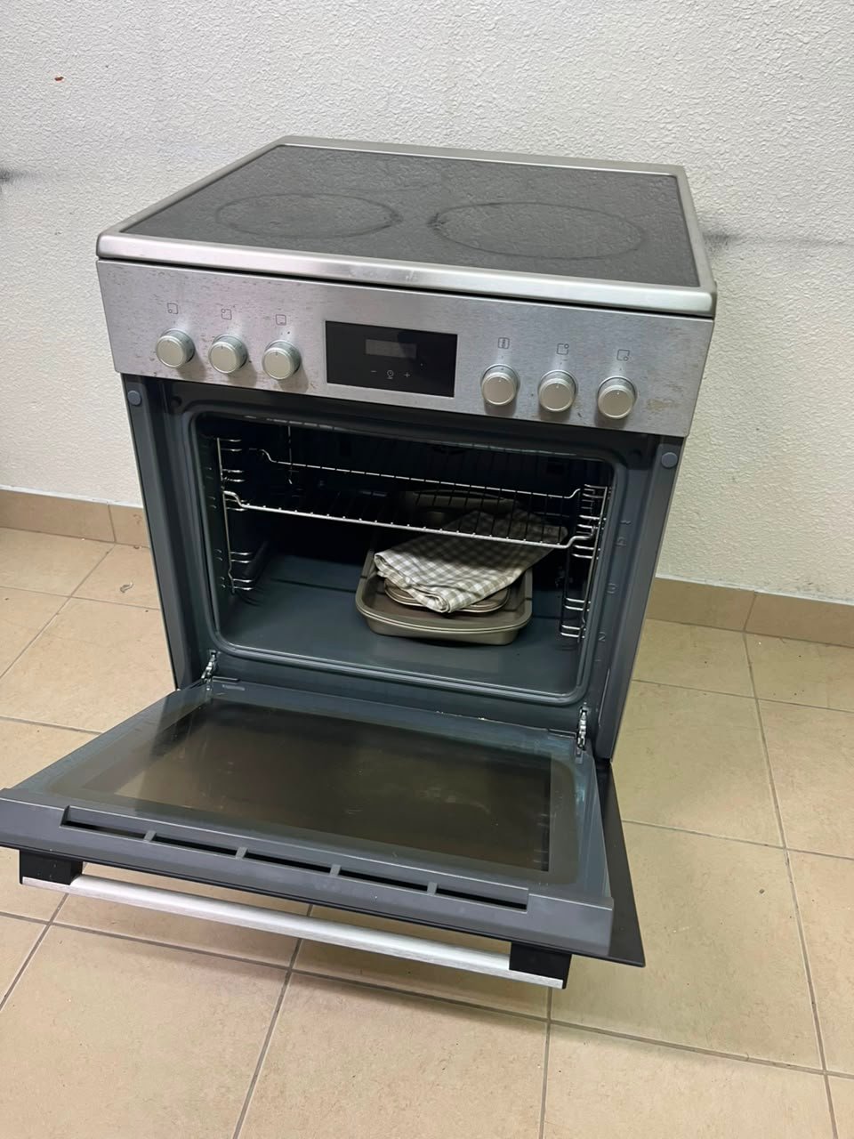 The image shows a freestanding Bosch electric cooker measuring 60x60 cm with a glass ceramic surface and built-in oven. - Image 5
