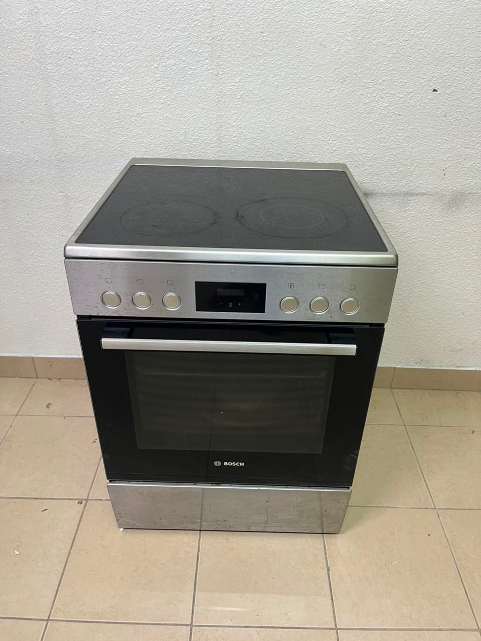 The image shows a freestanding Bosch electric cooker measuring 60x60 cm with a glass ceramic surface and built-in oven. - Image 14
