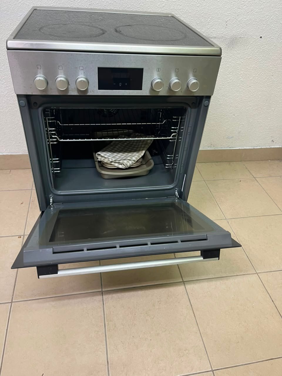 The image shows a freestanding Bosch electric cooker measuring 60x60 cm with a glass ceramic surface and built-in oven. - Image 4