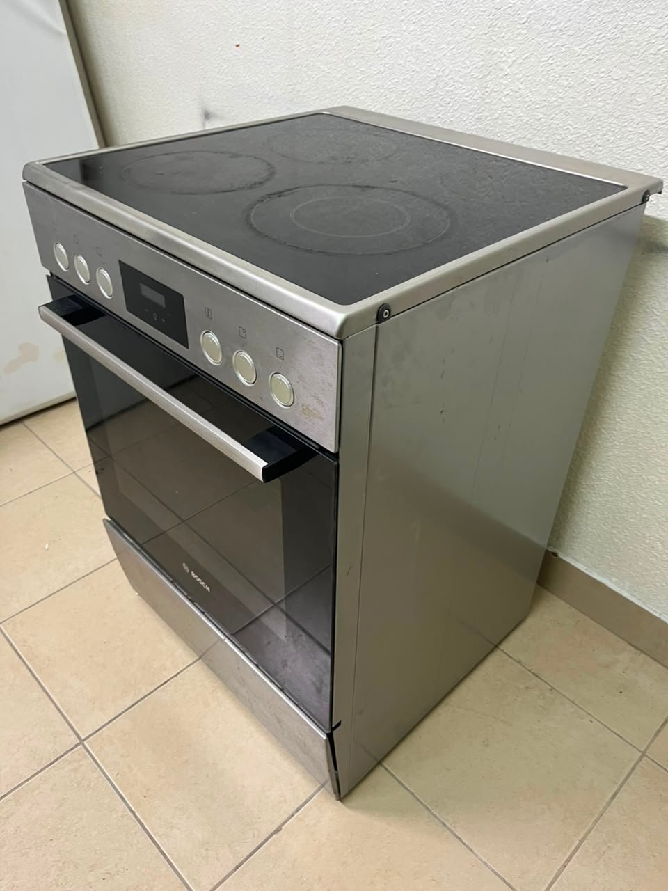 The image shows a freestanding Bosch electric cooker measuring 60x60 cm with a glass ceramic surface and built-in oven. - Image 12