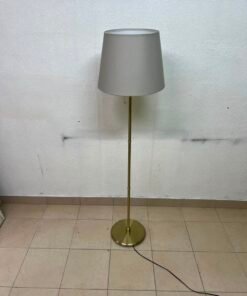 A modern and elegant floor lamp (lampade) with a slim, copper-gold metal base and a warm fabric shade. - Image 7