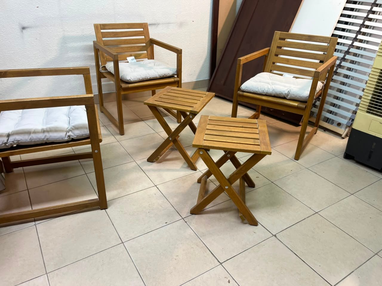 displays the IKEA NÄMMARÖ light brown stained outdoor armchairs and matching folding tables paired with KUDDARNA light gray-beige cushions. - Image 9