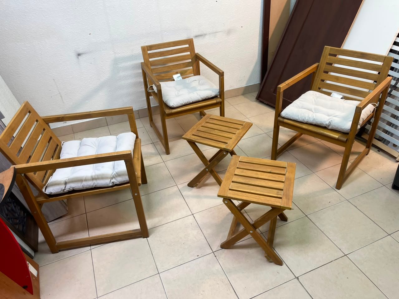 displays the IKEA NÄMMARÖ light brown stained outdoor armchairs and matching folding tables paired with KUDDARNA light gray-beige cushions. - Image 3