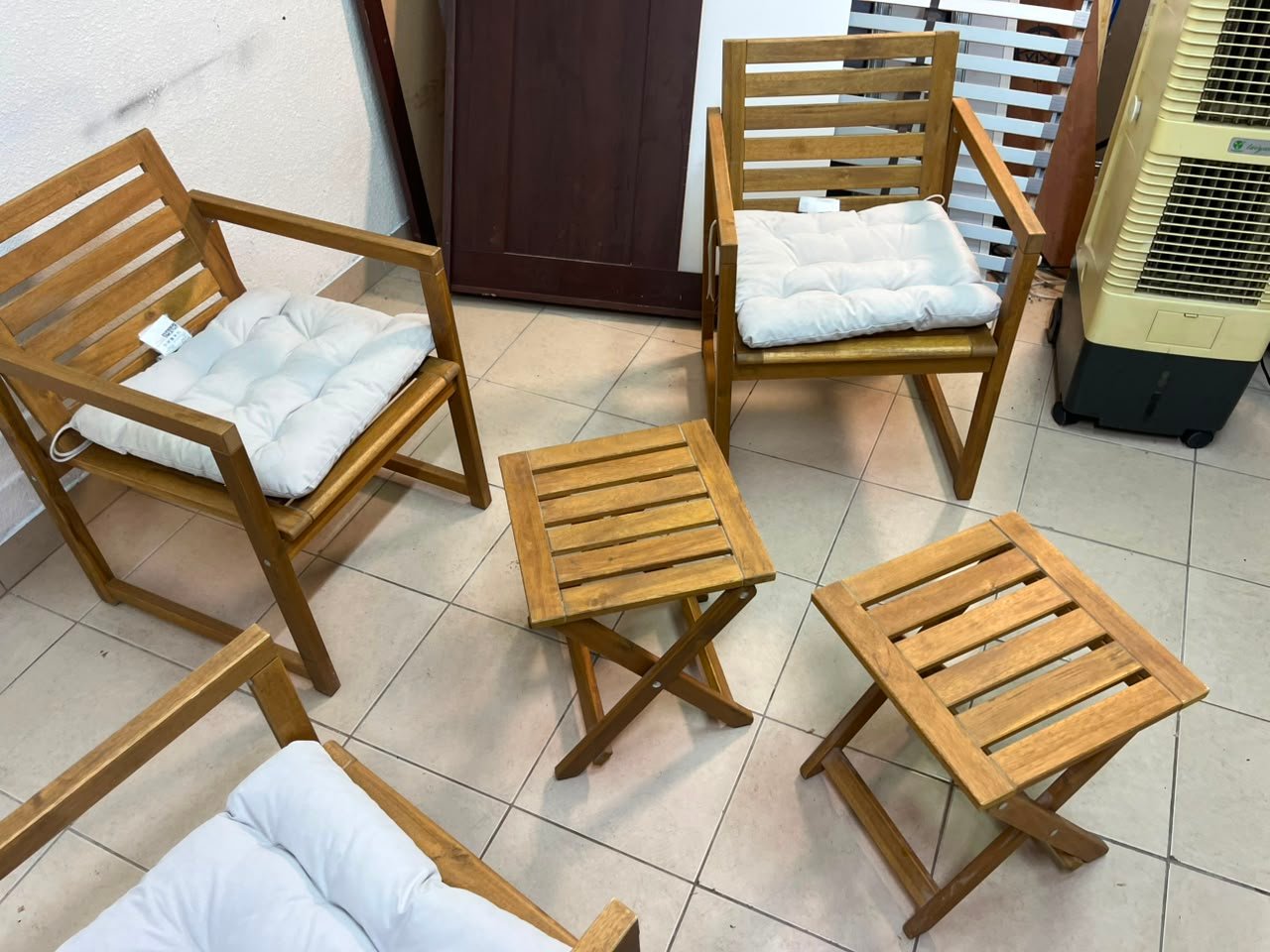 displays the IKEA NÄMMARÖ light brown stained outdoor armchairs and matching folding tables paired with KUDDARNA light gray-beige cushions. - Image 7
