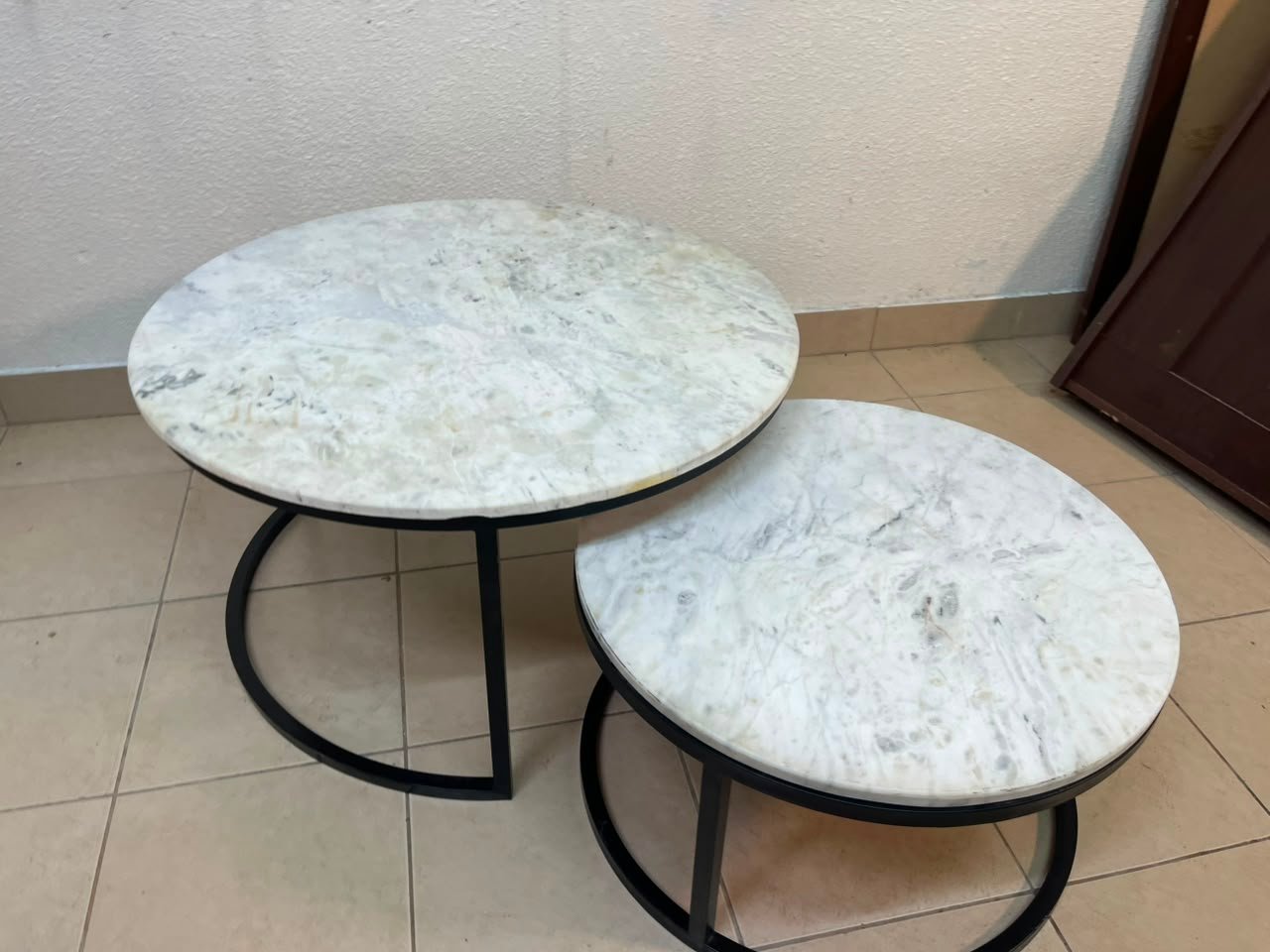 A set of nesting coffee tables (interlocking coffee tables) consisting of two pieces with a white marble top and a metal base. - Image 3