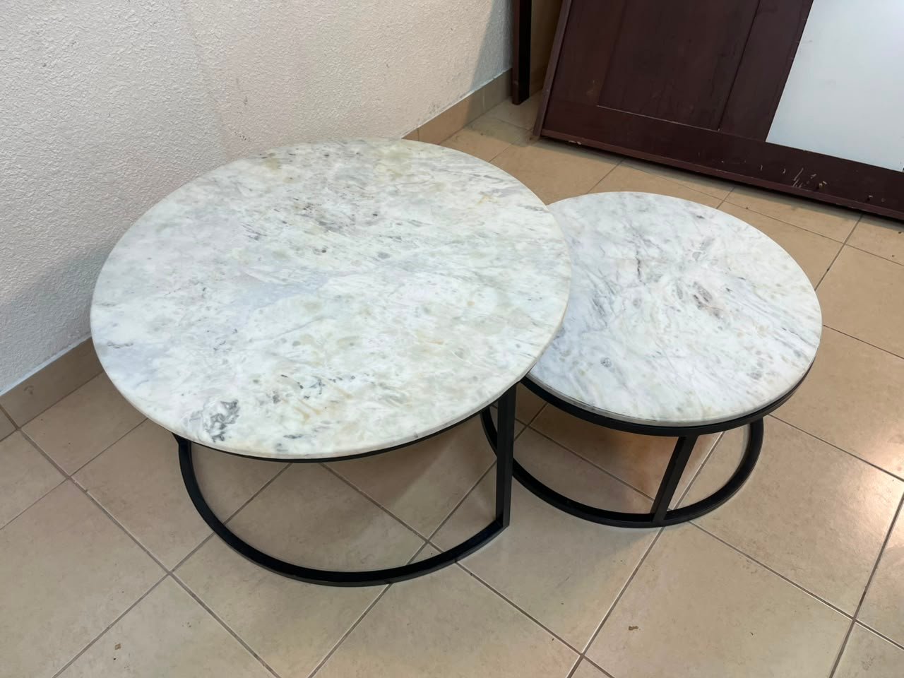 A set of nesting coffee tables (interlocking coffee tables) consisting of two pieces with a white marble top and a metal base. - Image 4