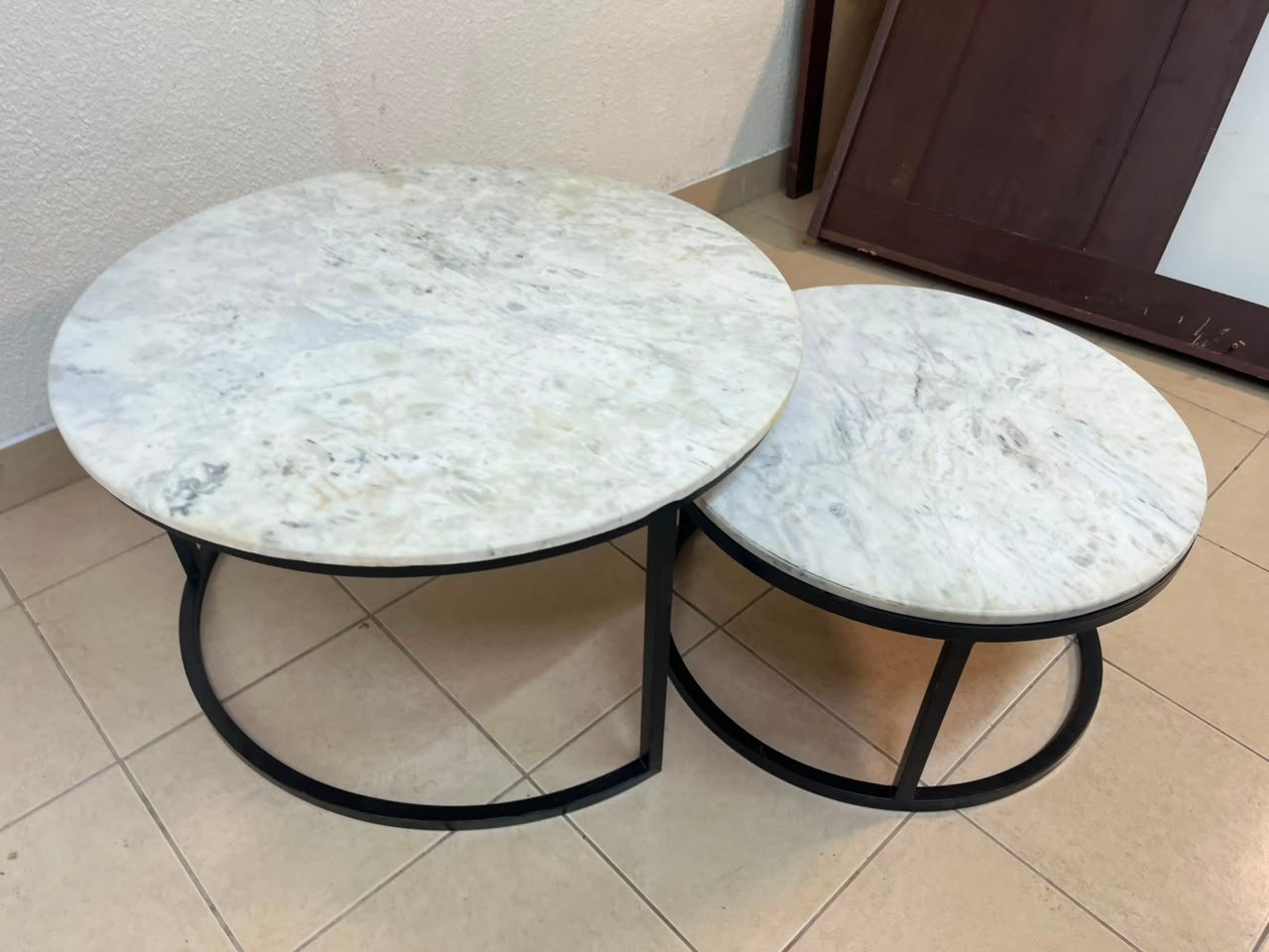 A set of nesting coffee tables (interlocking coffee tables) consisting of two pieces with a white marble top and a metal base. - Image 5