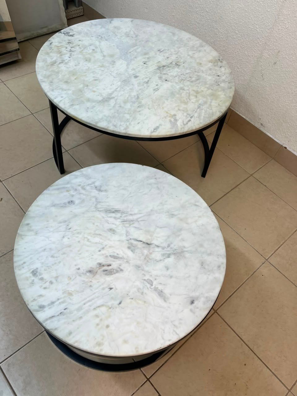 A set of nesting coffee tables (interlocking coffee tables) consisting of two pieces with a white marble top and a metal base. - Image 9