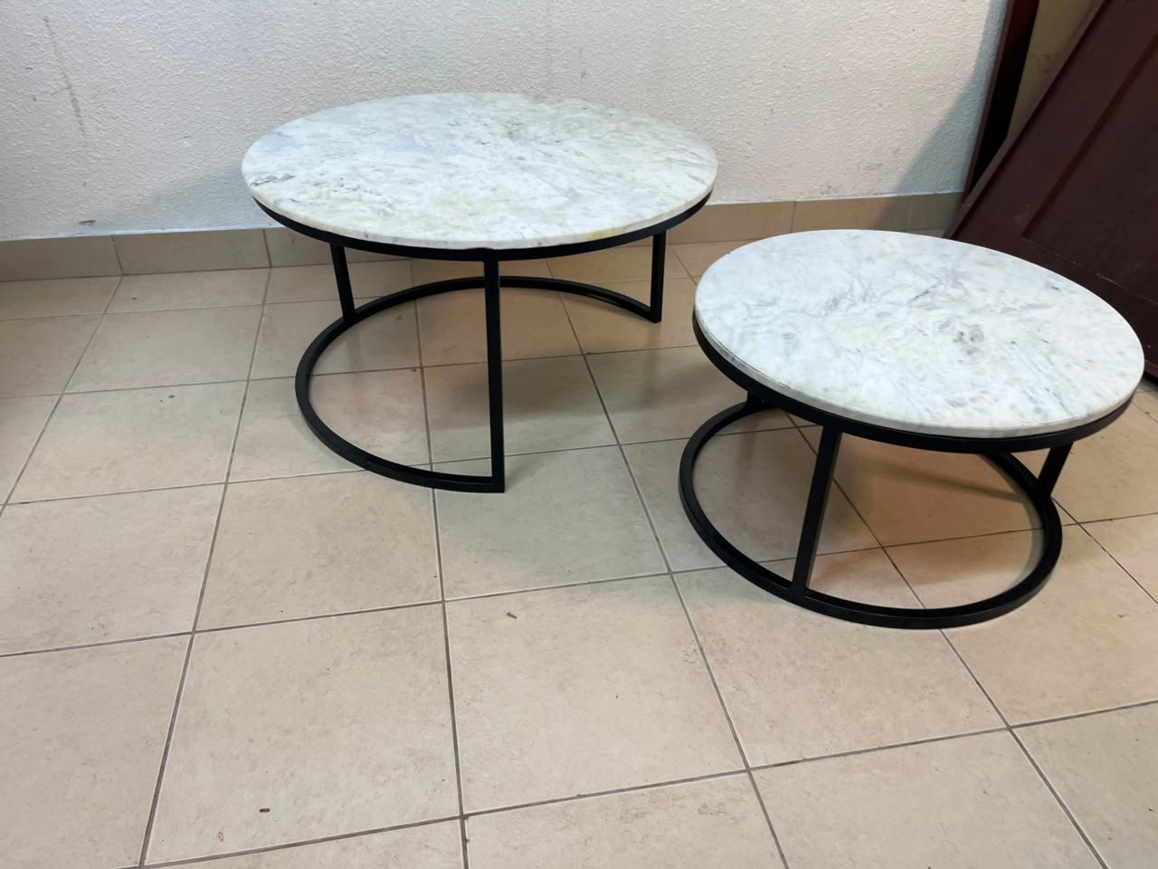 A set of nesting coffee tables (interlocking coffee tables) consisting of two pieces with a white marble top and a metal base. - Image 6