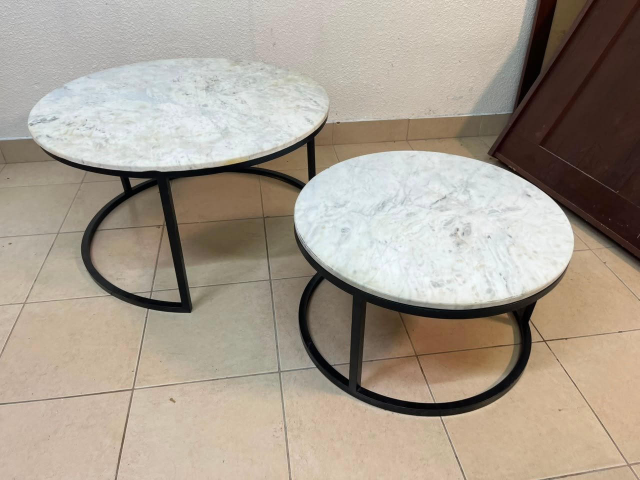 A set of nesting coffee tables (interlocking coffee tables) consisting of two pieces with a white marble top and a metal base. - Image 7