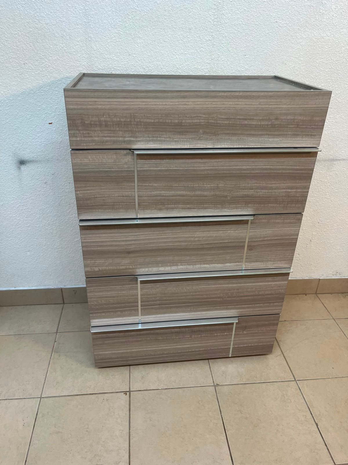 The Warner Chest of 5-Drawers from Homecentre features a beige and caramel walnut finish with distinct long metallic handles. - Image 15