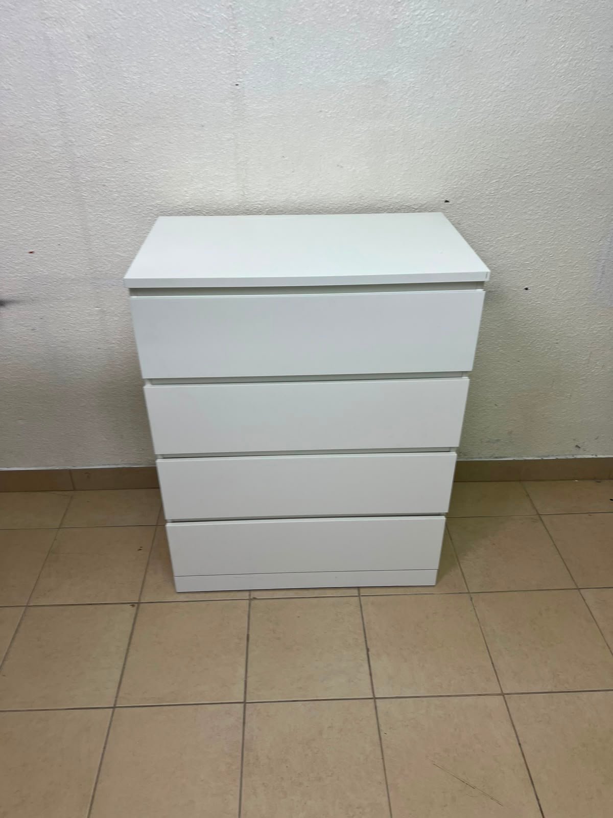 Modern White 4-Drawer Chest / Nightstand – Sleek Handleless Design with Integrated Top Edge Grooves & Minimalist Boxy Frame