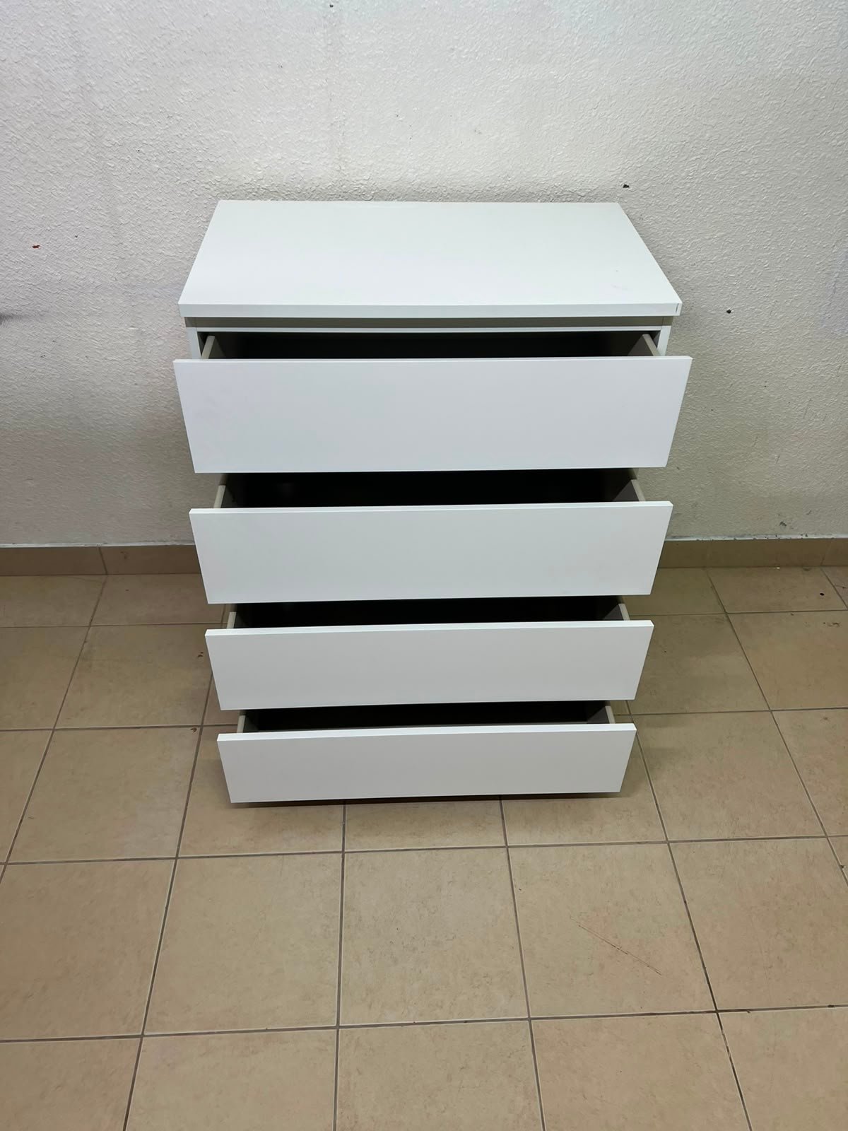 Modern White 4-Drawer Chest / Nightstand – Sleek Handleless Design with Integrated Top Edge Grooves & Minimalist Boxy Frame - Image 3