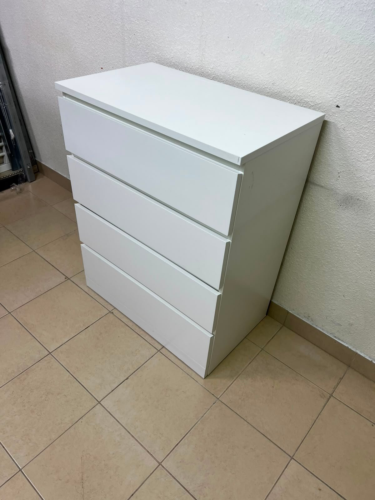 Modern White 4-Drawer Chest / Nightstand – Sleek Handleless Design with Integrated Top Edge Grooves & Minimalist Boxy Frame - Image 4