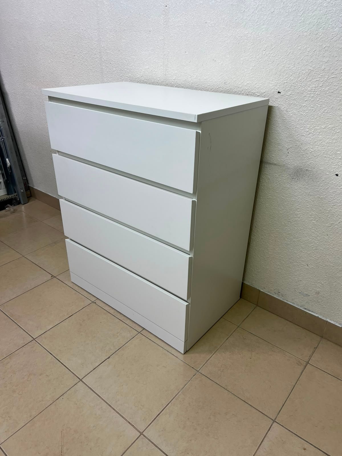 Modern White 4-Drawer Chest / Nightstand – Sleek Handleless Design with Integrated Top Edge Grooves & Minimalist Boxy Frame - Image 5