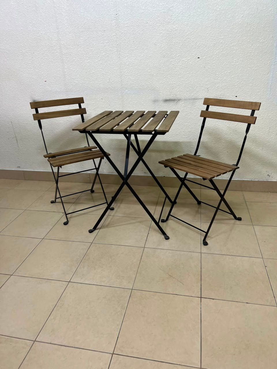 3-Piece Folding Outdoor Bistro Set – Wood Slat Table & 2 Chairs with Black Metal Frames for Patio, Balcony & Garden