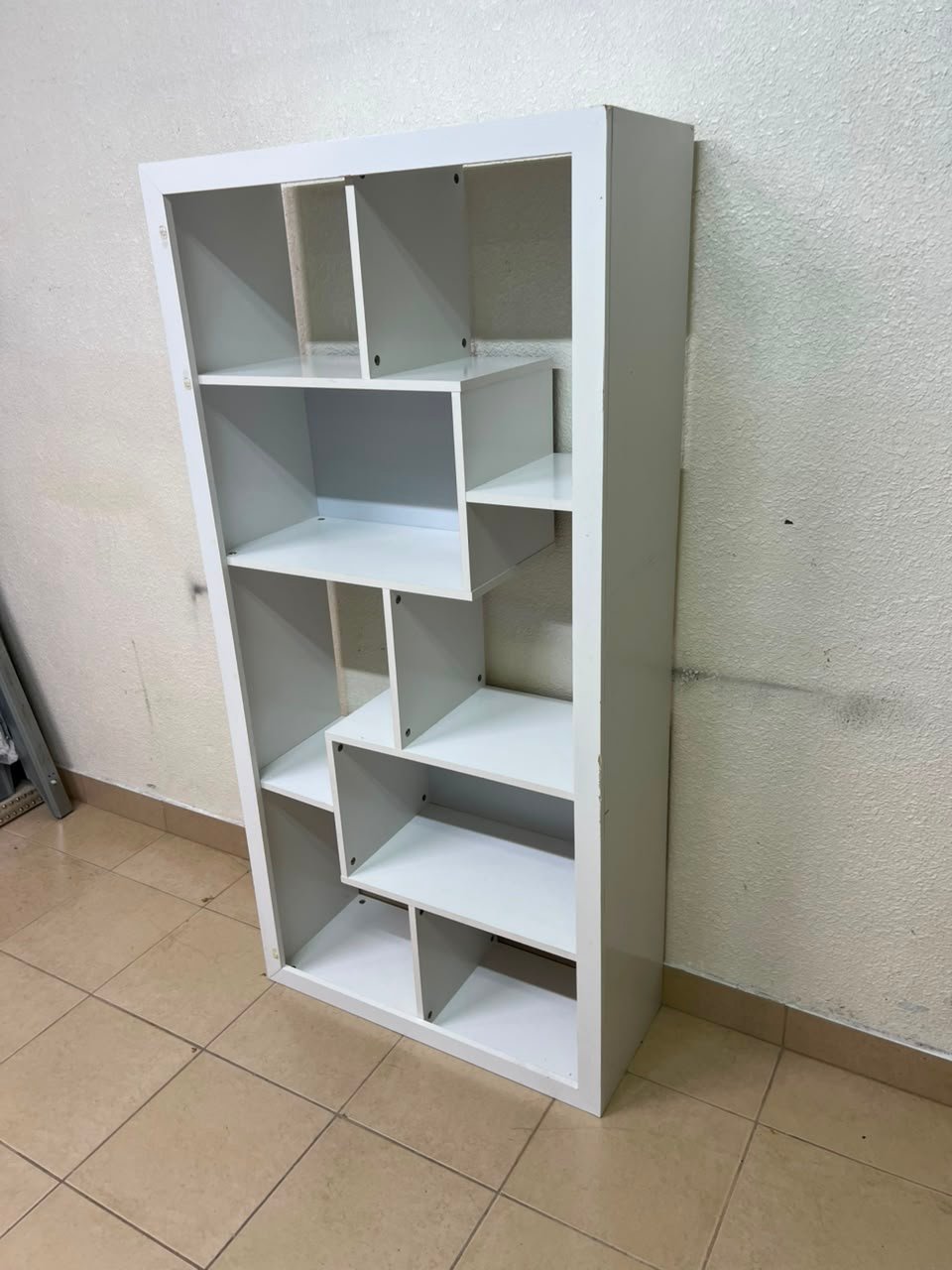 Modern White Geometric Asymmetrical Bookshelf – 6-Tier Freestanding Display Shelf with Open Cubes for Living Room, Office & Nursery - Image 5