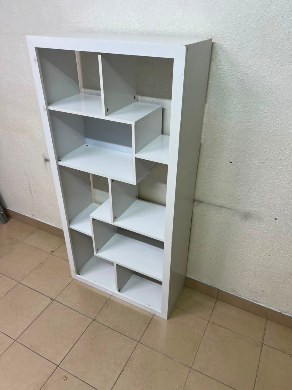 Modern White Geometric Asymmetrical Bookshelf – 6-Tier Freestanding Display Shelf with Open Cubes for Living Room, Office & Nursery - Image 11