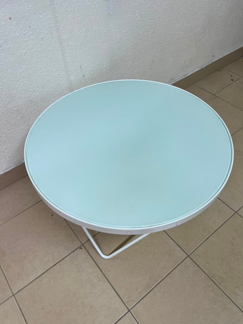 Modern White Round Coffee Table – Minimalist Accent Table with X-Cross Tubular Metal Frame & Sleek Rim - Image 3