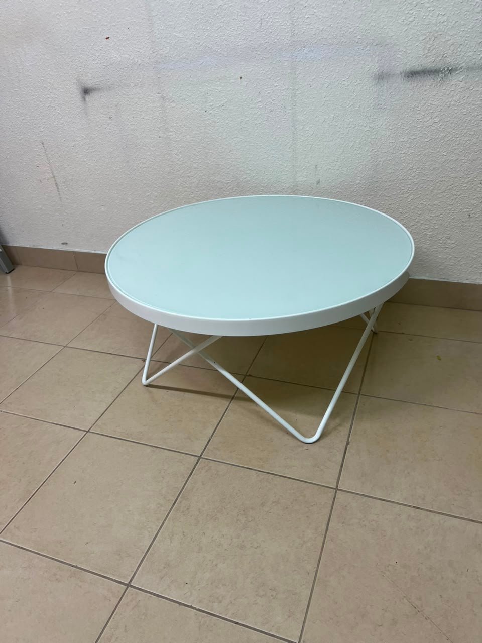 Modern White Round Coffee Table – Minimalist Accent Table with X-Cross Tubular Metal Frame & Sleek Rim