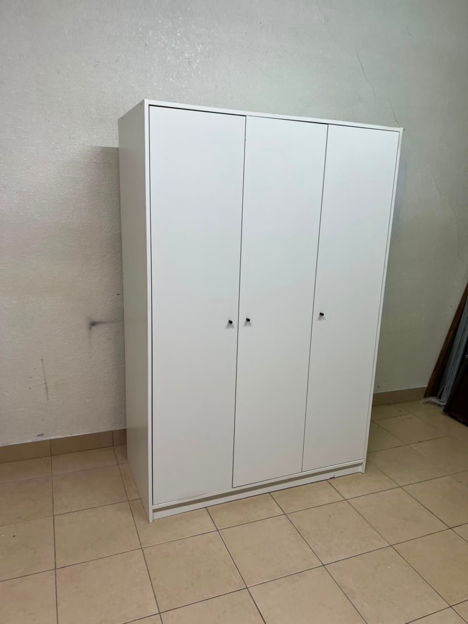Modern White 3-Door Wardrobe / Closet – Minimalist Bedroom Storage Cabinet with Small Black Knobs & Solid Plinth Base - Image 5