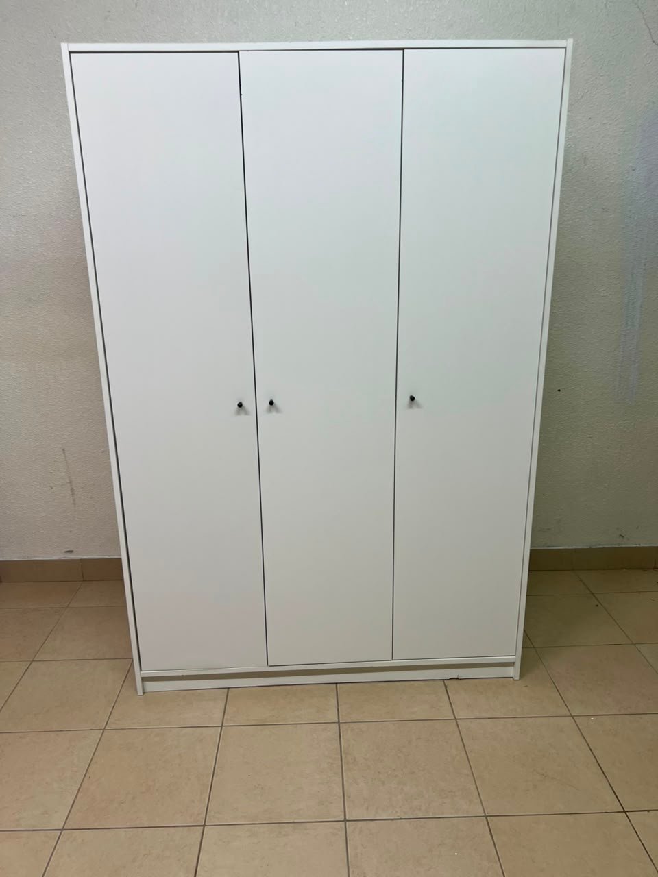 Modern White 3-Door Wardrobe / Closet – Minimalist Bedroom Storage Cabinet with Small Black Knobs & Solid Plinth Base - Image 6