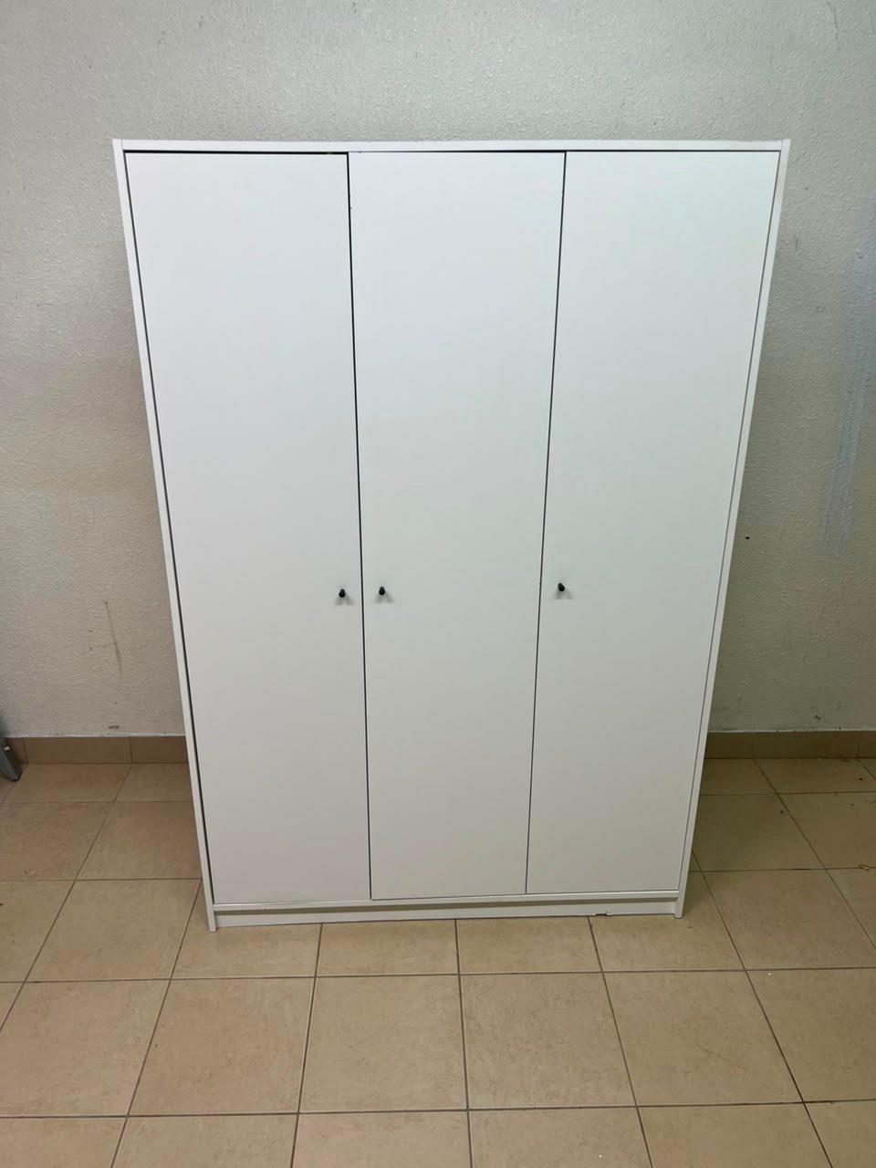 Modern White 3-Door Wardrobe / Closet – Minimalist Bedroom Storage Cabinet with Small Black Knobs & Solid Plinth Base