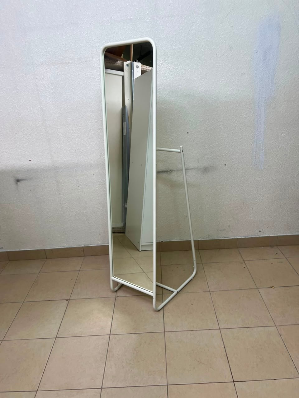 Modern White Freestanding Full-Length Mirror – Rounded Rectangular Floor Mirror with Sleek Tubular Metal Stand - Image 4