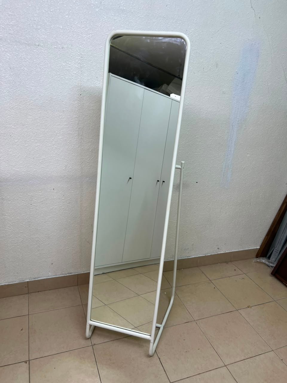 Modern White Freestanding Full-Length Mirror – Rounded Rectangular Floor Mirror with Sleek Tubular Metal Stand